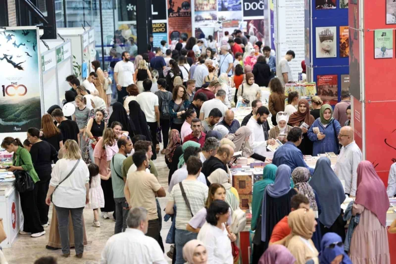 Kocaeli Kitap Fuarı’nda Ebeveynlerle Eş Zamanlı Kitap Okuma Rekoru Denemesi