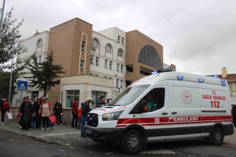 Sahte alarm öğrenci yurdunda izdihama neden oldu. Yaralılar var