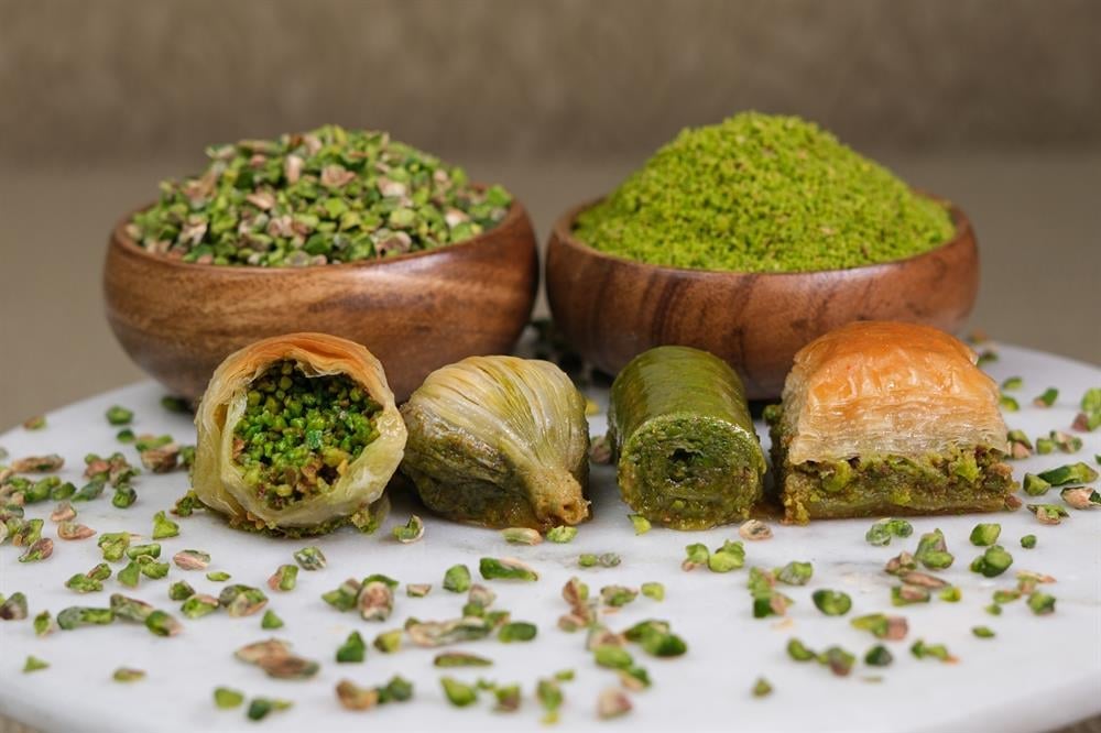 Ünlü tatlıcıdan şok hile! Baklava diye ne yedirmişler