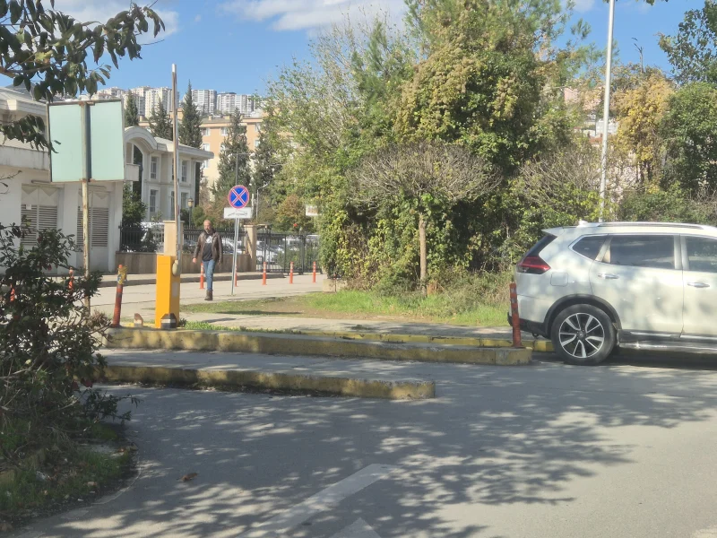 İzmit’te otopark girişinde trafik sorunu!