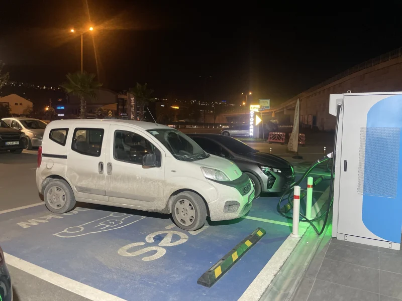 İzmit’te Elektrikli Araç Şarj Alanına Park Tepkisi!