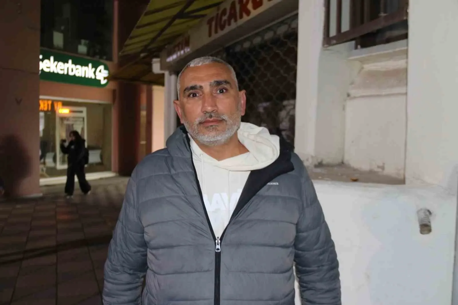 Bozuk balığı iade etmek isteyen adamı balıkla dövdüler
