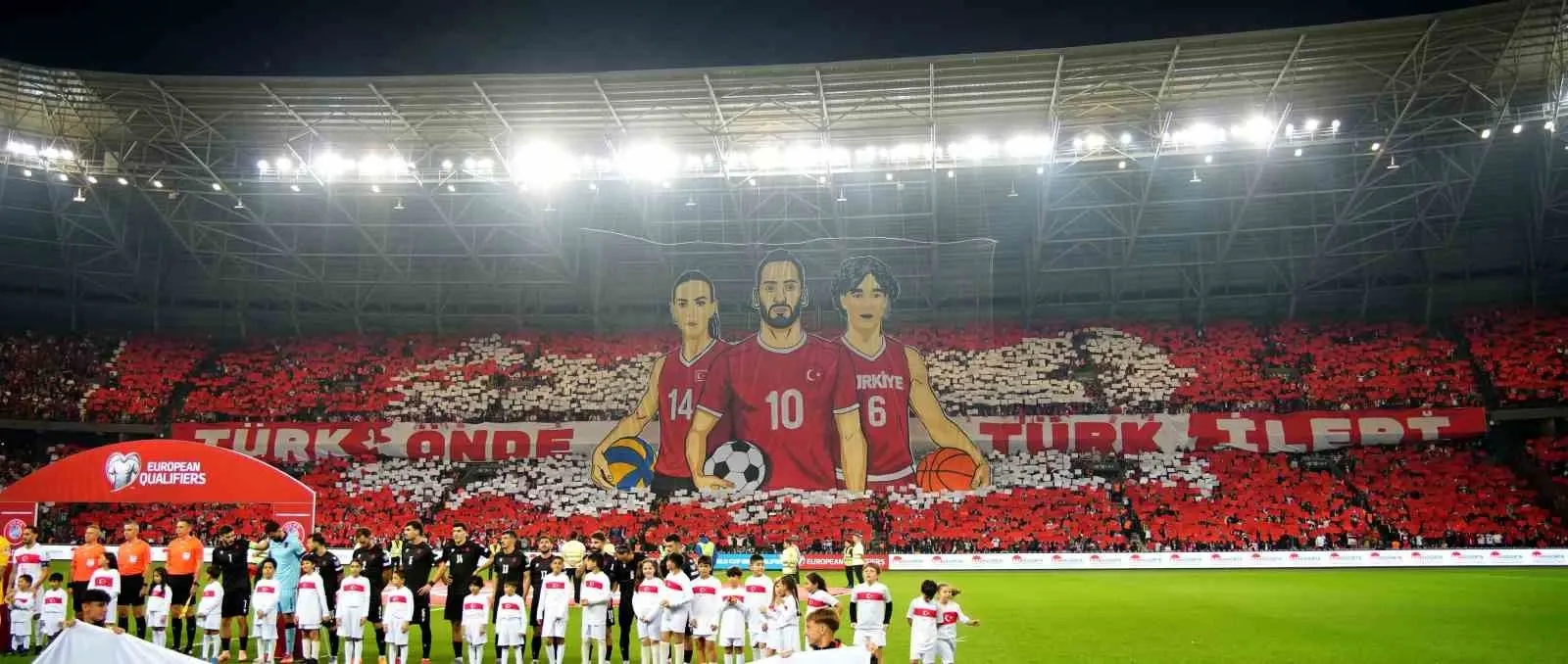 Milli maçta anlamlı mesaj: Gelirler Gazze’ye