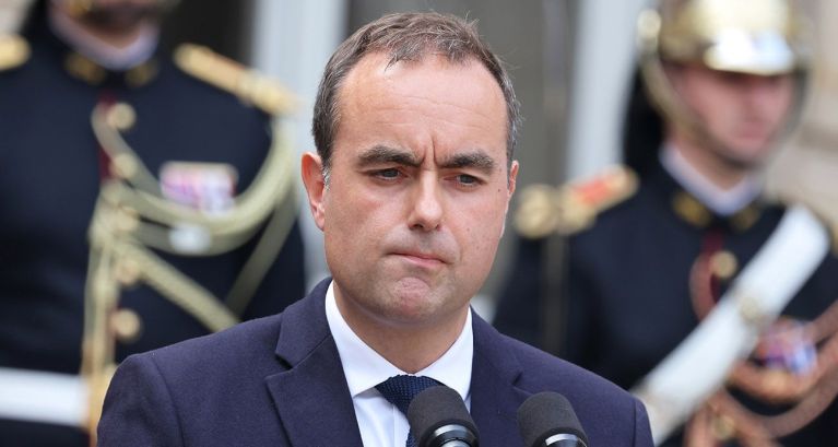 Fransa’da siyasi deprem: Başbakan istifa etti