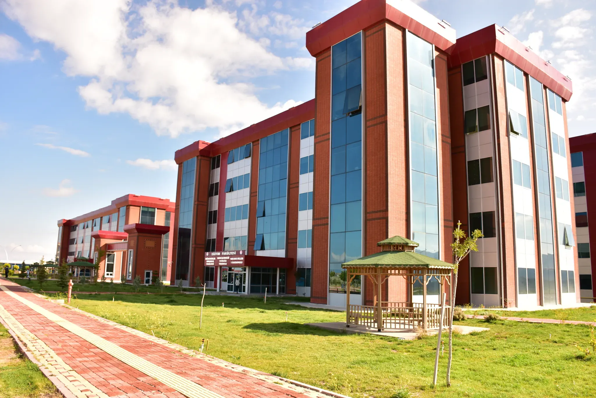 MAKÜ’de taciz iddiasıyla öğretim görevlisine uzaklaştırma