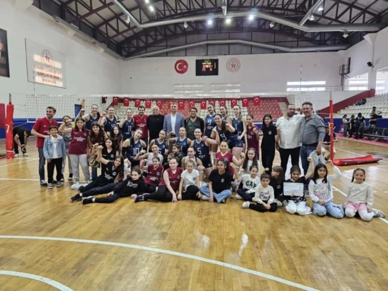 Gölcük Belediyespor Erkek Voleybol Takımı Sezona Zaferle Başladı