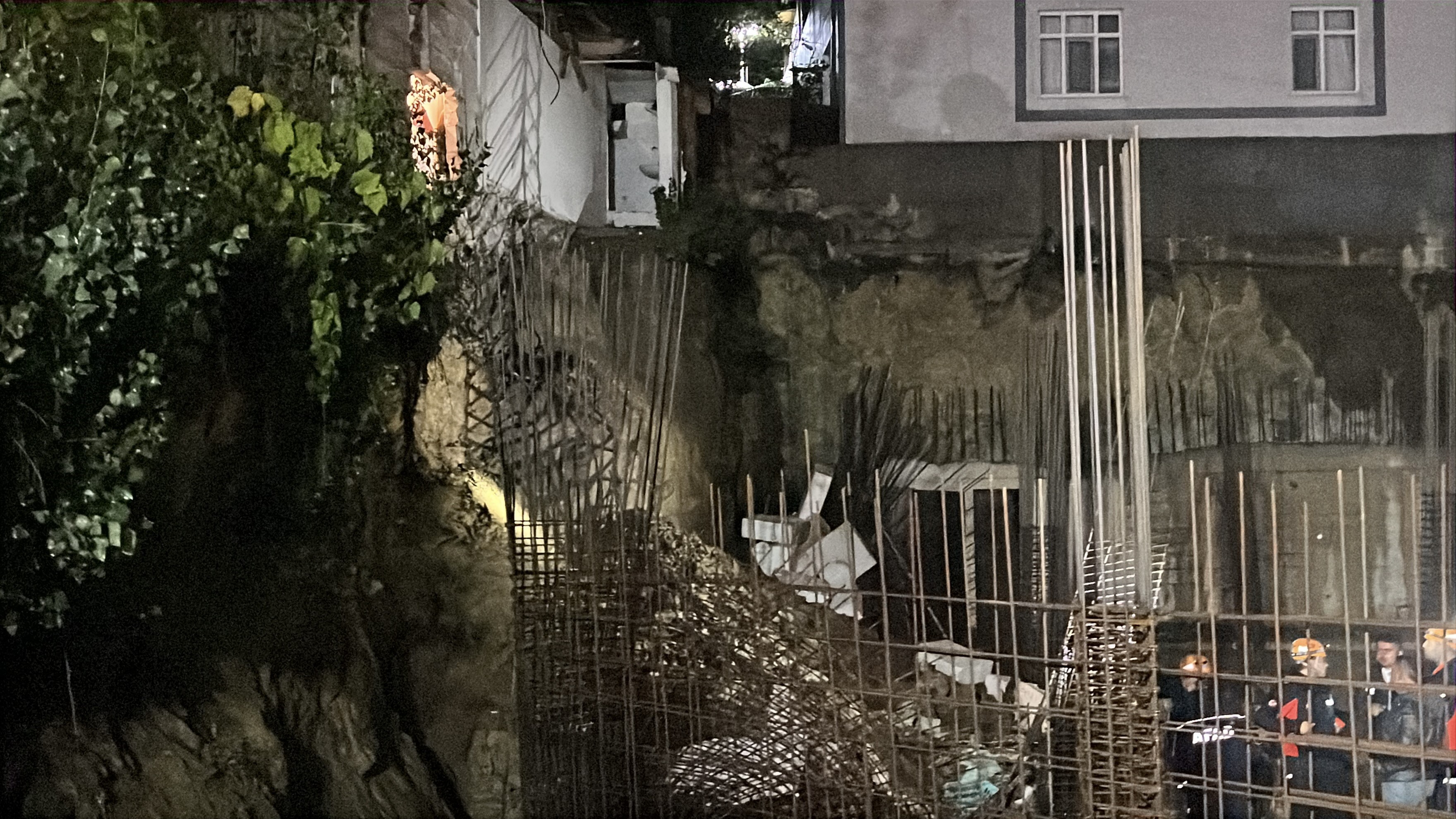 Gebze’de müstakil evin duvarı çöktü: Aile son anda kurtuldu