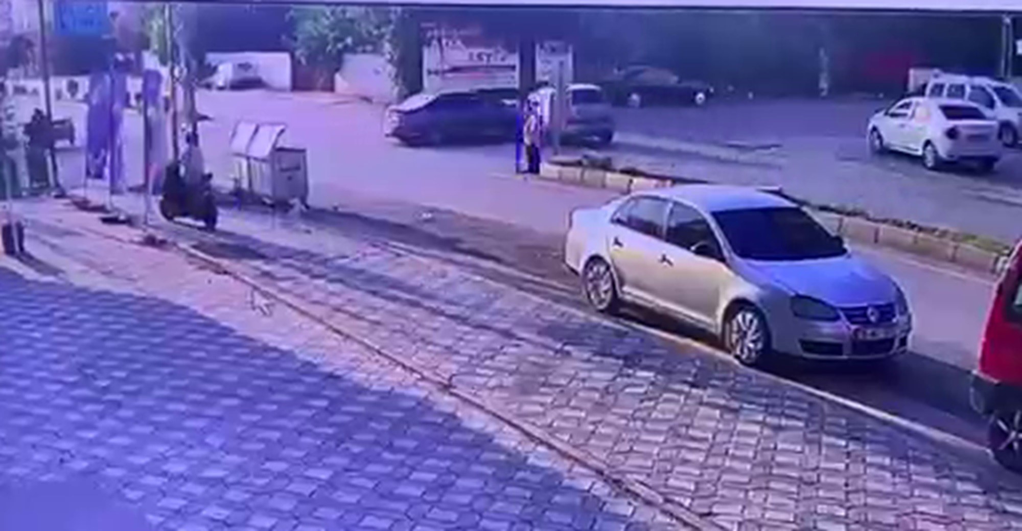 Feci kaza! Arabalar kafa kafaya çarpıştı
