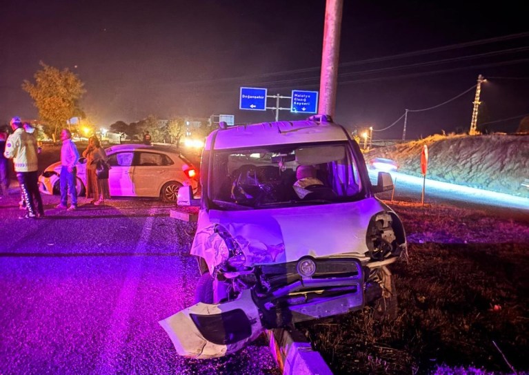 Peş Peşe İki Trafik Kazası: 3 Kişi Yaralandı