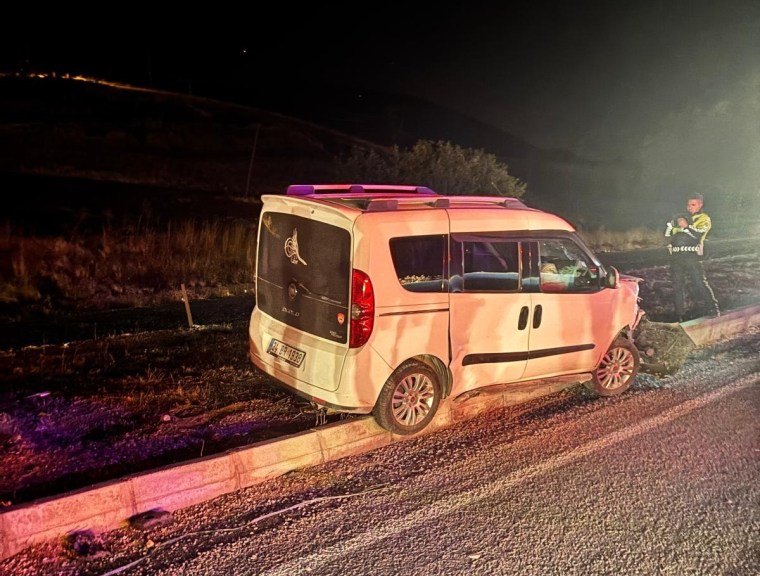 Peş Peşe İki Trafik Kazası: 3 Kişi Yaralandı