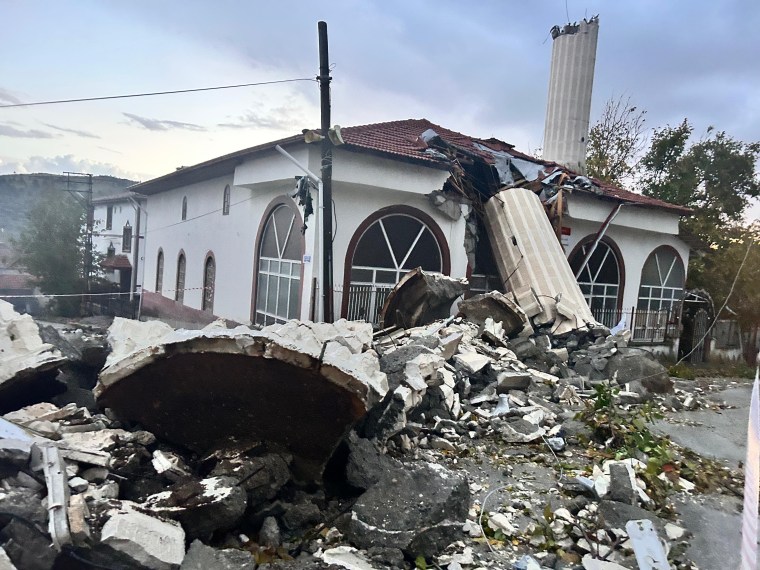 Fırtına minareyi yıktı, cemaat ölümden döndü!