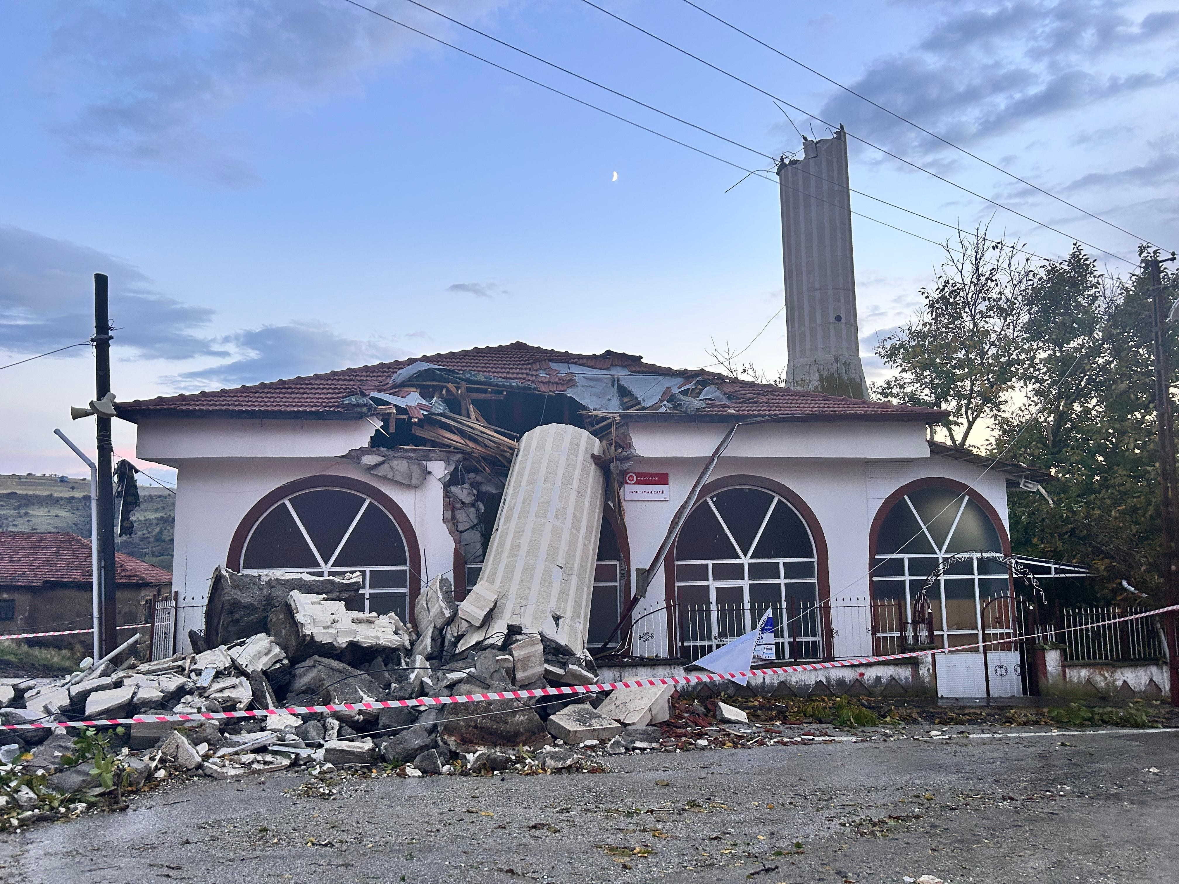 Fırtına minareyi yıktı, cemaat ölümden döndü!