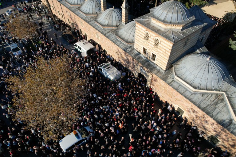 Enkazda kalan Bilir ailesi son yolcuklarına uğurlandı