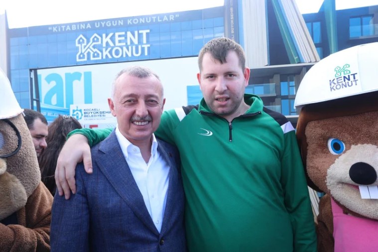 Başkan Büyükakın, Kocaeli Kitap Fuarı’nda Kitapseverlerle Buluştu