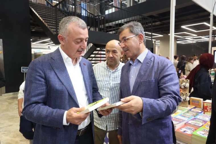 Başkan Büyükakın, Kocaeli Kitap Fuarı’nda Kitapseverlerle Buluştu