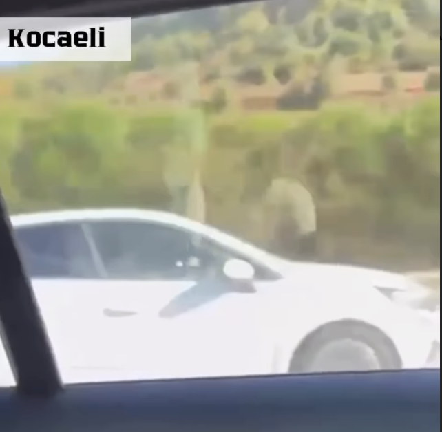 Bebekli aileye maganda dehşeti! Trafiği birbirine kattı