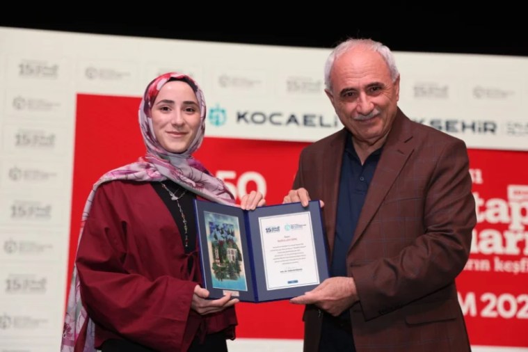 Nurullah Genç Kocaeli Kitap Fuarı’nda: Bir Taş Attılar, Dünya Yerinden Oynadı