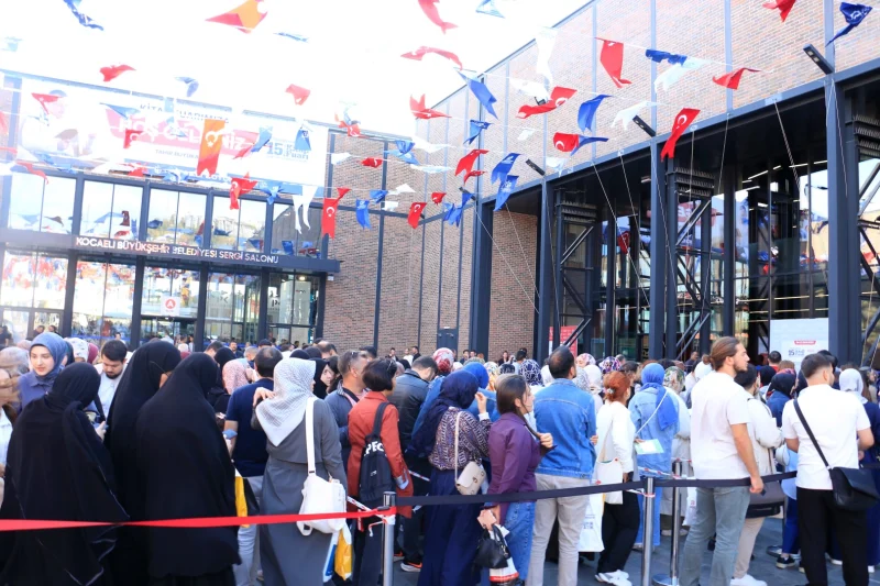 Kocaeli Kitap Fuarı’nda İmza Kuyruğu Mutluluğu