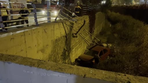 Araba 5 metrelik kanala uçtu! Sürücünün burnu bile kanamadı