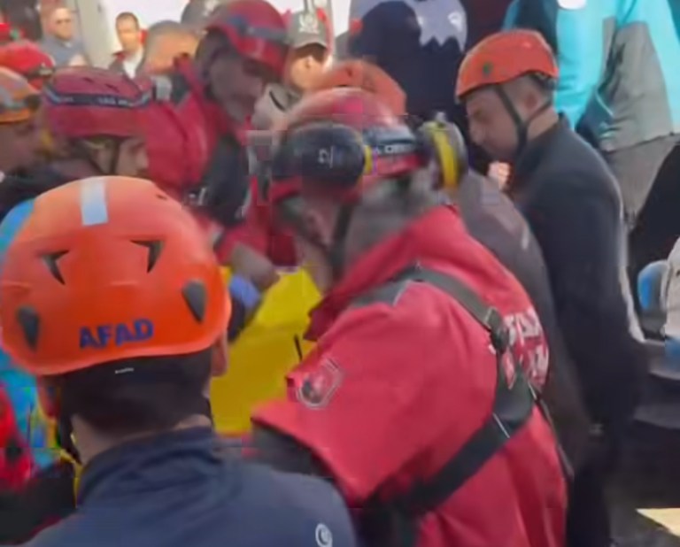 Gebze’de çöken binadan 11 yaşındaki Emir’in cansız bedeni çıkarıldı