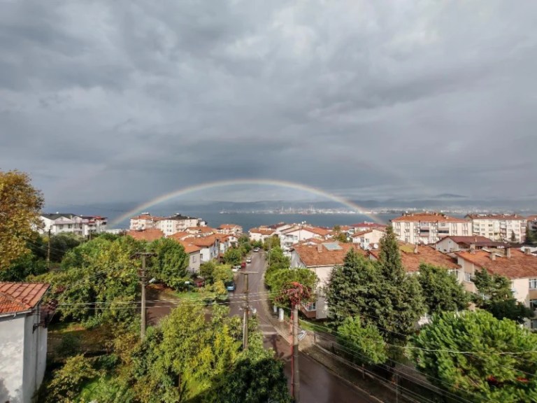 Gölcük’te yağmur sonrası gökkuşağı!