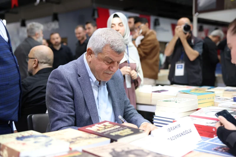 Karaosmanoğlu, Kocaeli Kitap Fuarı’nda Okurlarıyla Buluştu