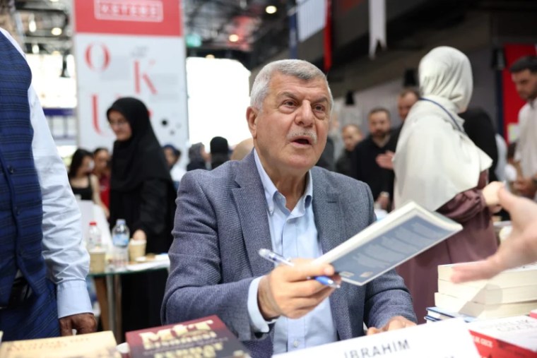 Karaosmanoğlu, Kocaeli Kitap Fuarı’nda Okurlarıyla Buluştu