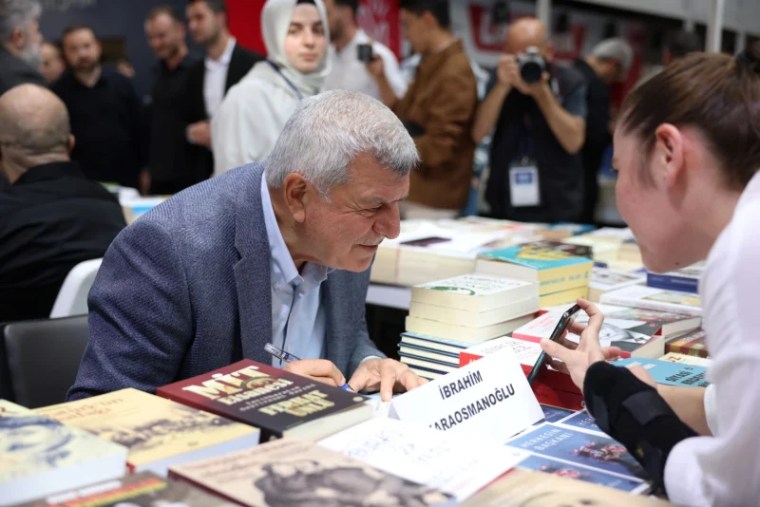 Karaosmanoğlu, Kocaeli Kitap Fuarı’nda Okurlarıyla Buluştu