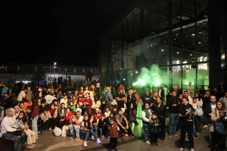 Kocaeli Kitap Fuarı’nda Kocaelispor Taraftarlarına Özel Forma Sürprizi
