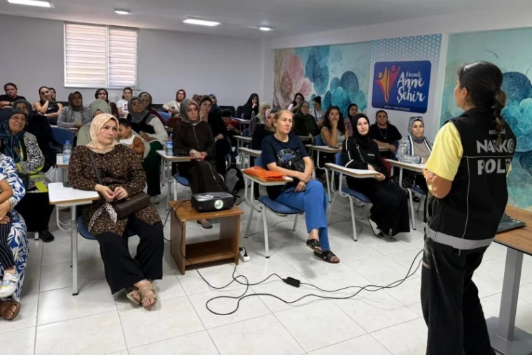 Kocaeli’de Narkotik Polisinden Anneler İçin Bağımlılıkla Mücadele Eğitimi