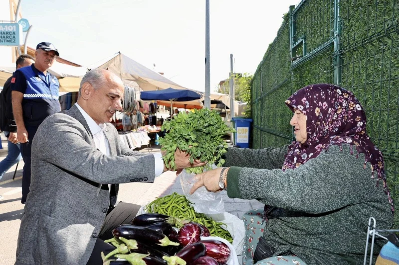 Başkan Şener Söğüt, Körfez Perşembe Pazarı’nda Esnaf ve Vatandaşlarla Buluştu