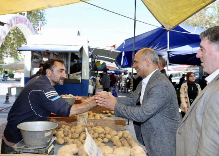 Başkan Şener Söğüt, Körfez Perşembe Pazarı’nda Esnaf ve Vatandaşlarla Buluştu