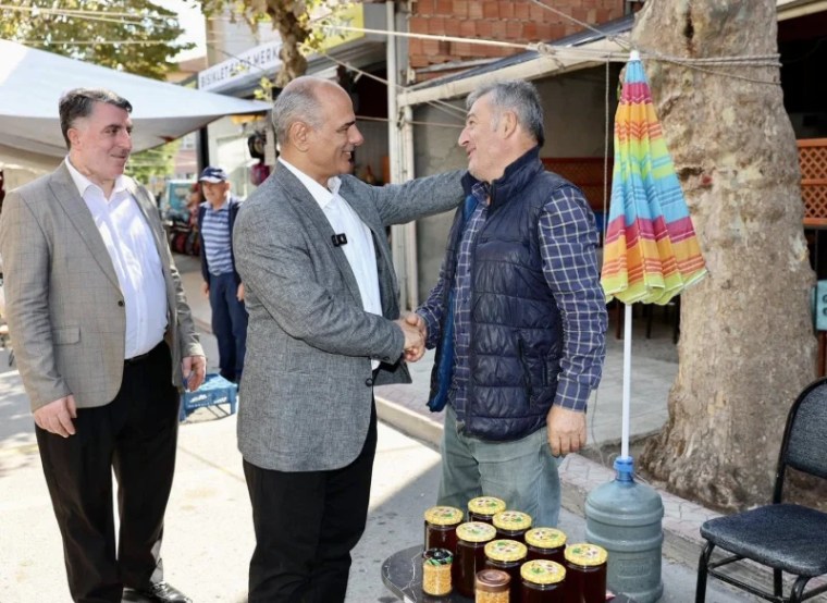 Başkan Şener Söğüt, Körfez Perşembe Pazarı’nda Esnaf ve Vatandaşlarla Buluştu
