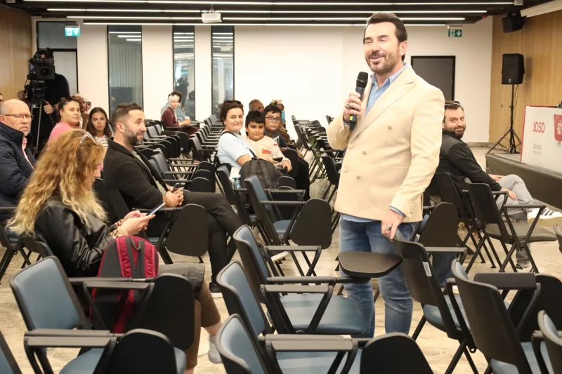 Şair Uğur Arslan, Kocaeli Kitap Fuarı’nda Okurlarıyla Buluştu