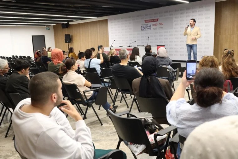 Şair Uğur Arslan, Kocaeli Kitap Fuarı’nda Okurlarıyla Buluştu