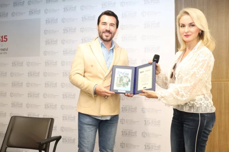 Şair Uğur Arslan, Kocaeli Kitap Fuarı’nda Okurlarıyla Buluştu