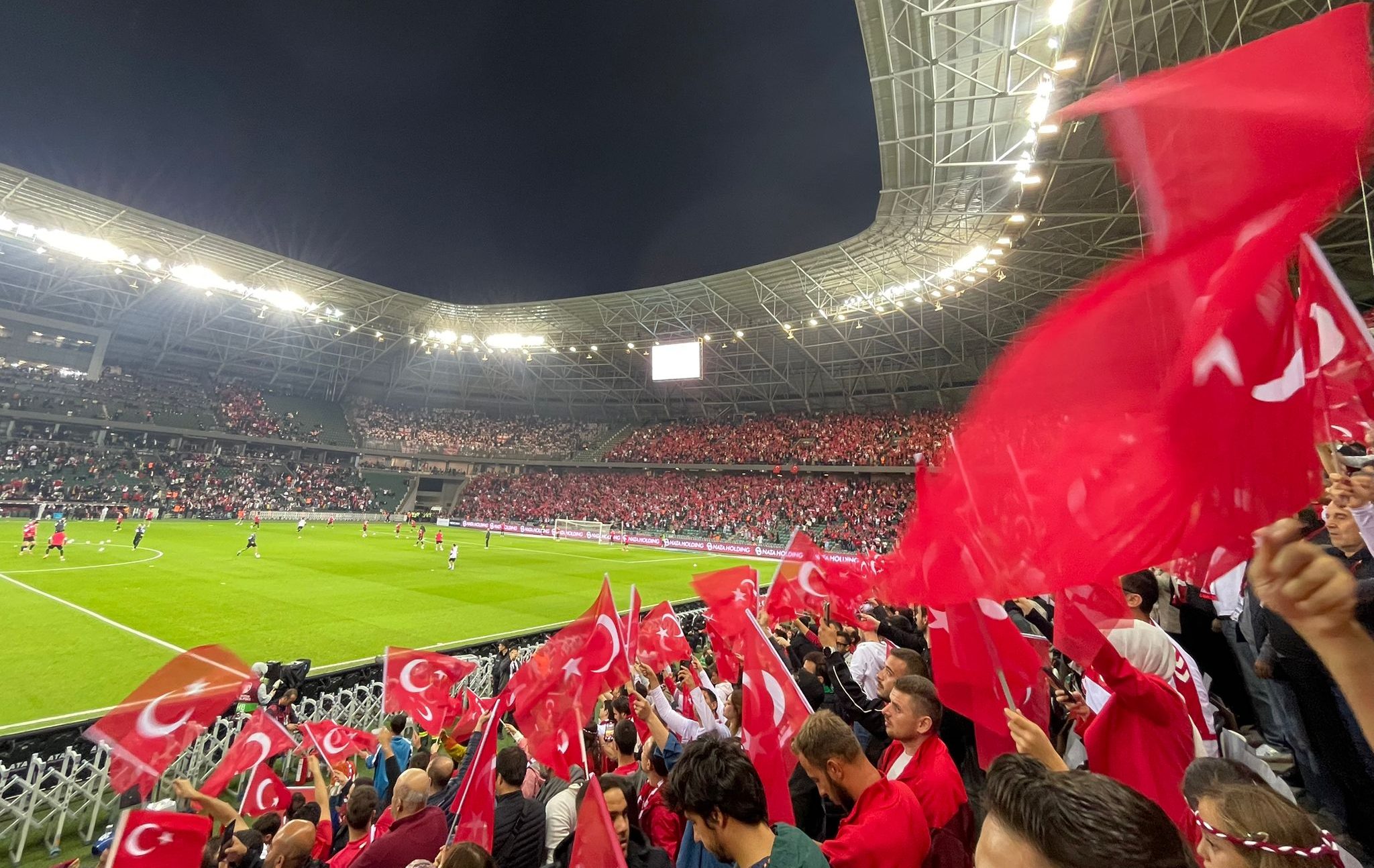 Kocaeli Stadyumu kırmızı beyaza büründü!