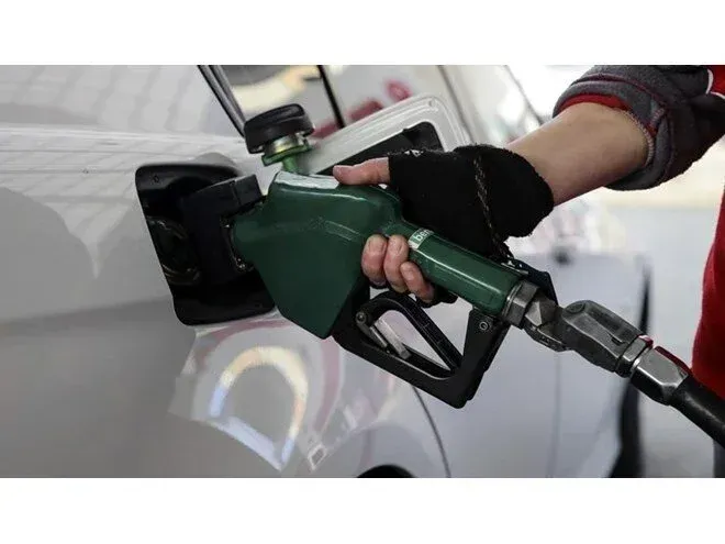 Araç sahiplerine müjde! Cumartesi günü benzine indirim geliyor