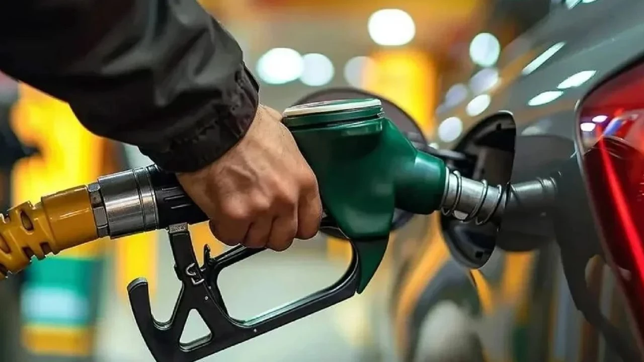 Benzine Zam Geldi: Litre Fiyatı 1 Lira 15 Kuruş Arttı