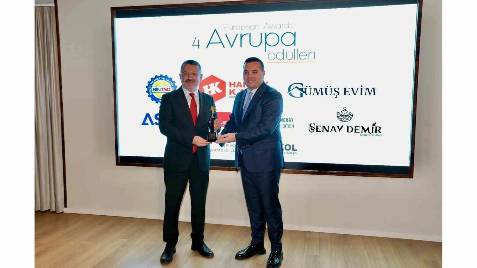 Rektör Kırışık, Sosyalfest ile Yılın En Başarılı Projesi Ödülünü Aldı