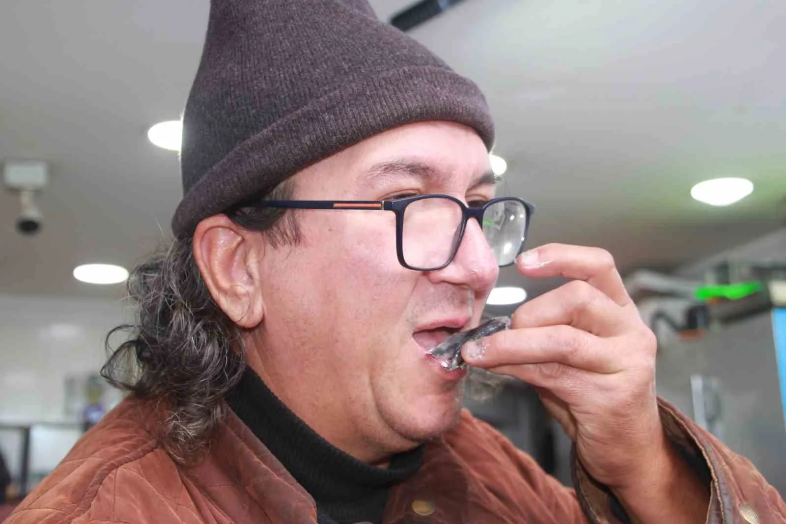 O şehirde şok görüntü! Sevinçten hamsiyi çiğ yedi!