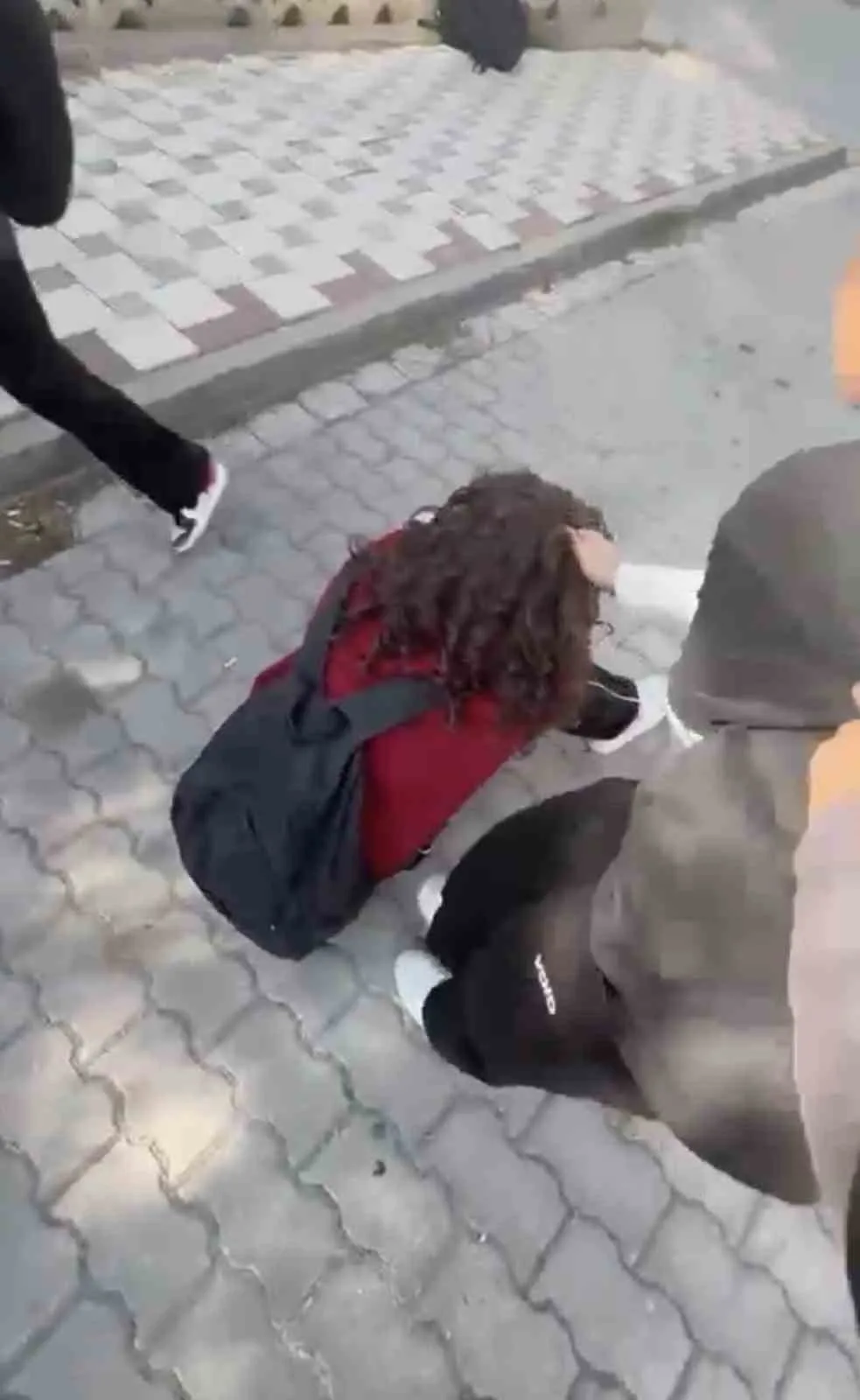 Liseli kız öğrenciler birbirine girdi! O anlar saniye saniye kaydedildi