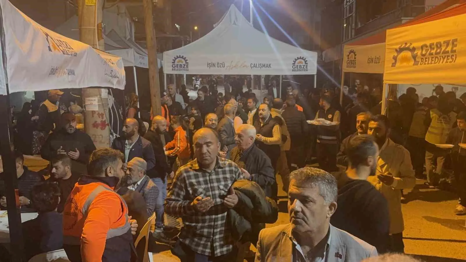 Enkazda Ailesini Kaybeden Genç Kıza Akrabası Destek Olacak
