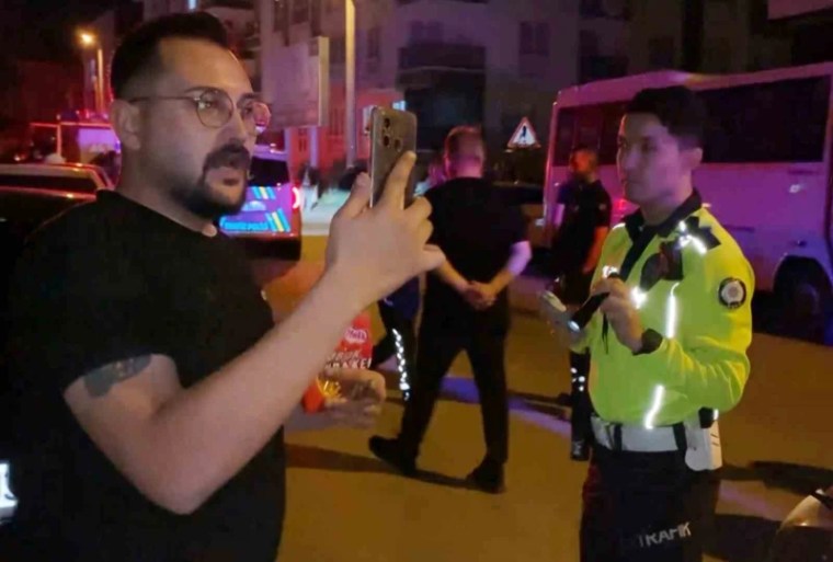 “Artistlik Yapıyorum” Diyerek Kraker Yiyen Sürücü, Polisleri Zorladı