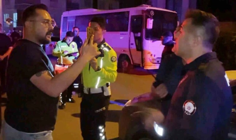 “Artistlik Yapıyorum” Diyerek Kraker Yiyen Sürücü, Polisleri Zorladı