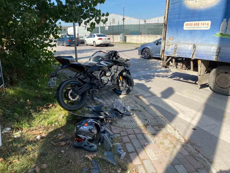 Kocaeli Başiskele’de Kamyonetle Çarpışan Motosiklet Sürücüsü Ağır Yaralandı