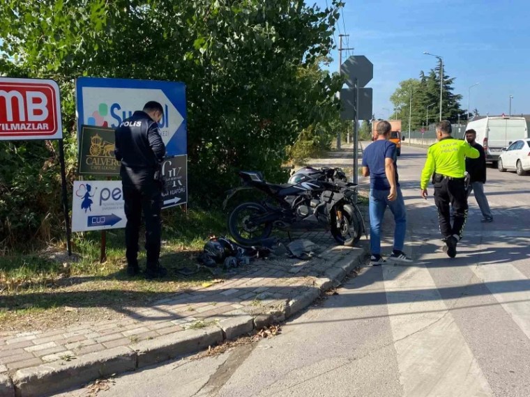 Kocaeli Başiskele’de Kamyonetle Çarpışan Motosiklet Sürücüsü Ağır Yaralandı