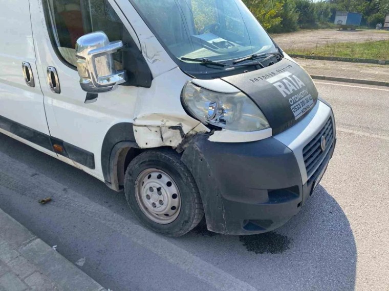 Kocaeli Başiskele’de Kamyonetle Çarpışan Motosiklet Sürücüsü Ağır Yaralandı