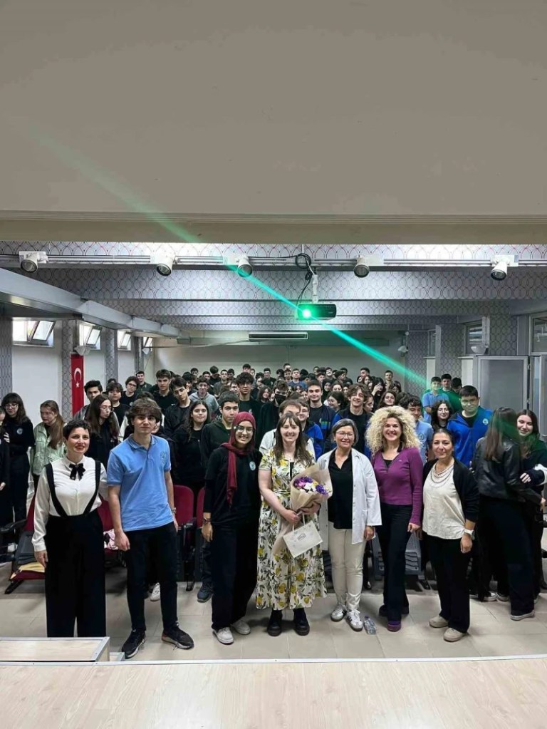 Kocaeli Fen Lisesi’nde Bilim ve İngilizce Heyecanı: Dr. Emra ile Arkeoloji Buluşması