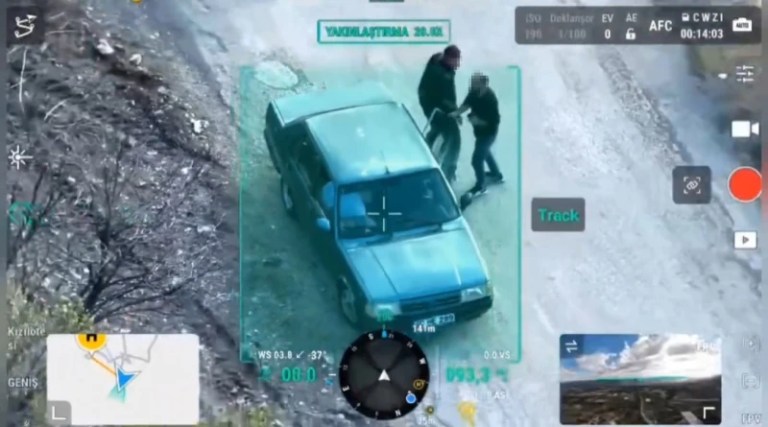 Fark ettiler, koltuklar değişti. Ama drone onları böyle saniye saniye kaydetti